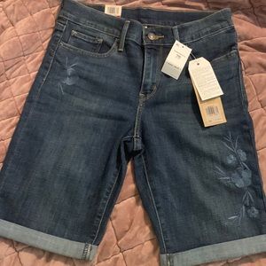 Levi’s Bermuda Jean shorts size 28 NWT